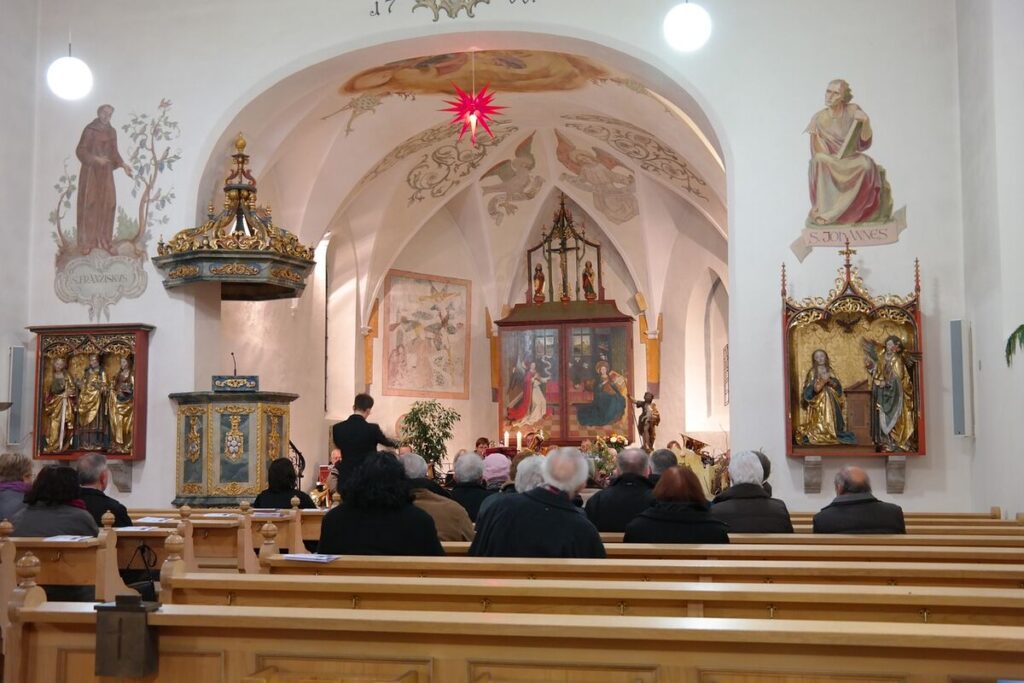 Musik im Gottesdienst, wie hier von einem Bläserchor, dient der inneren Einstimmung und setzt einen feierlichen Rahmen